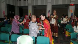 13. Ibu Aryanthi Baramuli Putri, SH.,MH memberikan potongan nasi kuning pada peserta
